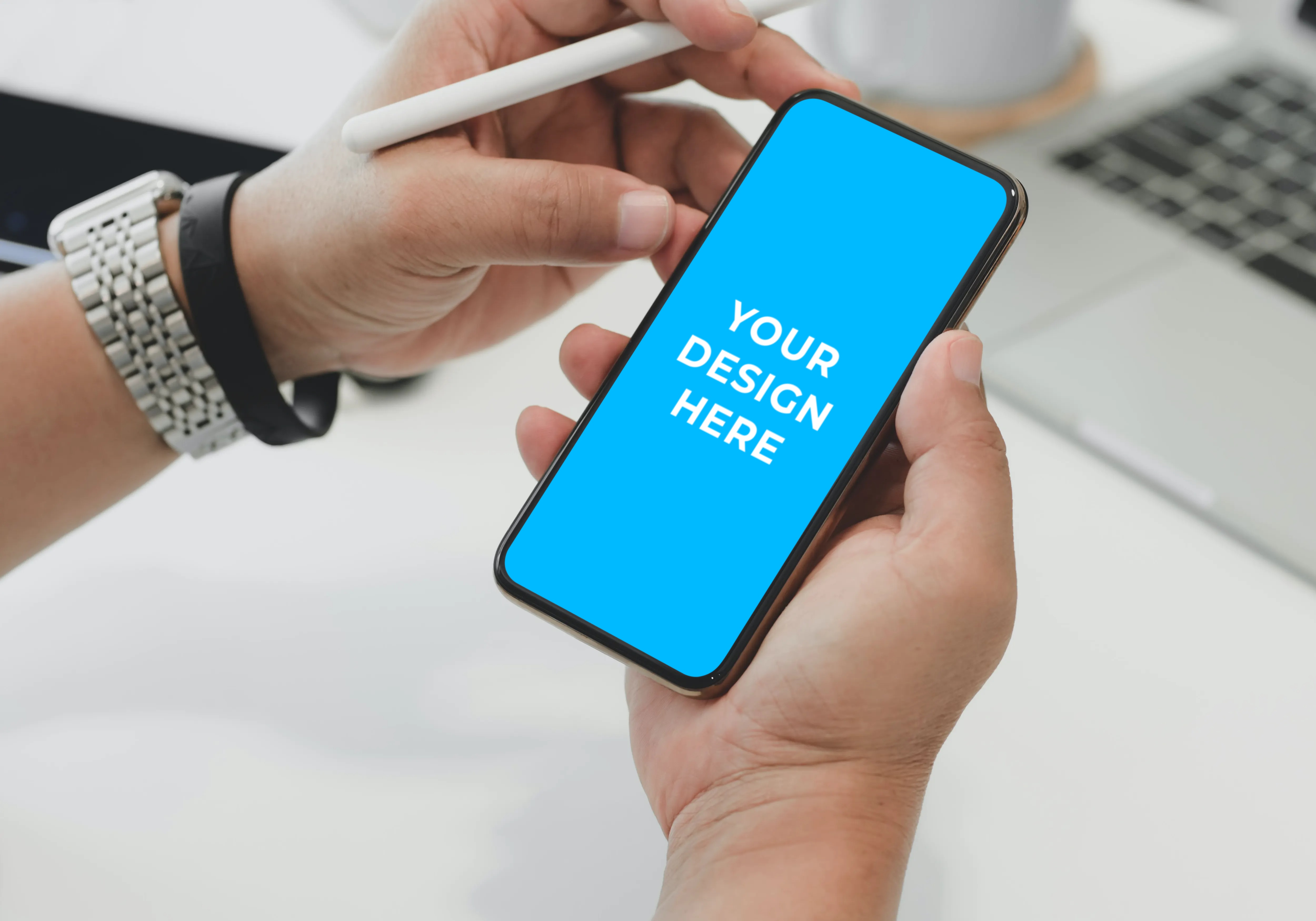 Free Samsung smartphone in hands of a woman Mockup